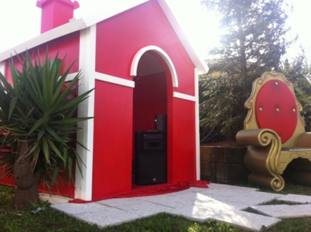 Casa di Babbo Natale colorata